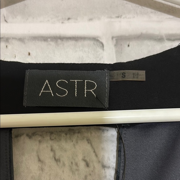 ASTR Black and Gray Floral blouse NWT size small - Picture 2 of 10